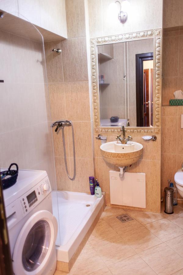 Spacious Apartment In City Centre Jászvásár Kültér fotó