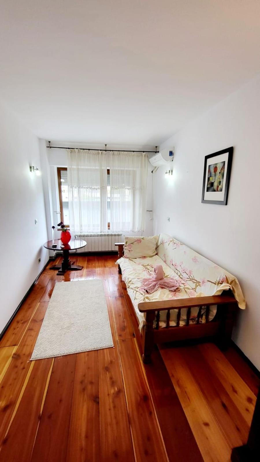 Spacious Apartment In City Centre Jászvásár Kültér fotó